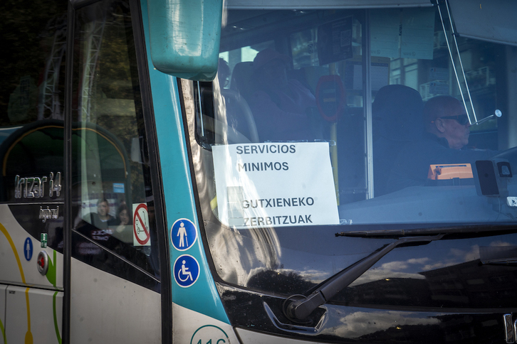 2024ko urrian egin zuten lehen greba eguna Avanzan. Irudian, gutxieneko zerbitzua eman zuen autobus bat.