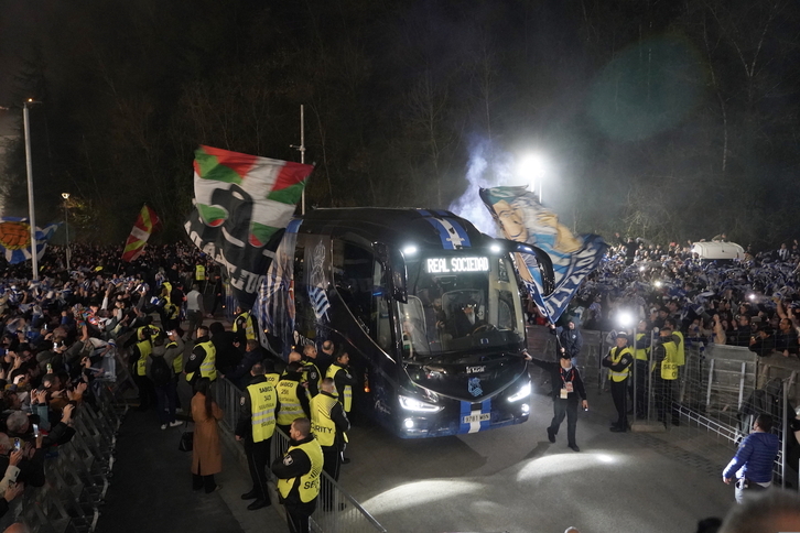El autobús de la Real ha llegado al campo entre banderas y ánimos de su afición.