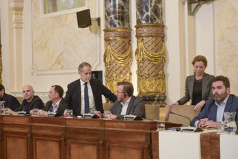 Momento en el que los ediles del PP Jorge Mota y Vanesa Vélez abandonan su escaño.