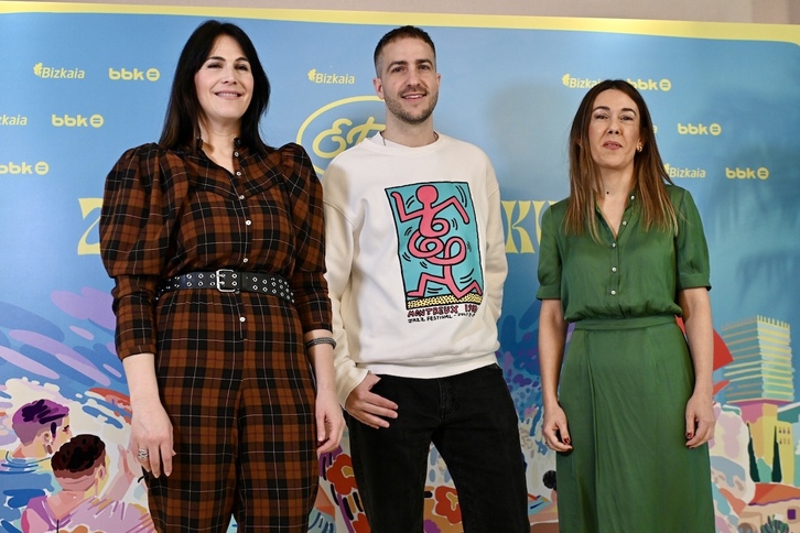 Leixuri Arrizabalaga, Bizkaiko Foru Aldundiko Euskara, Kultura eta Kirol diputatua; Iñigo Etxezarreta eta Nora Sarasola, BBK-ko Gizarte Ekintzako zuzendaria. Aldundia eta BBk erakunde laguntzaileak dira.