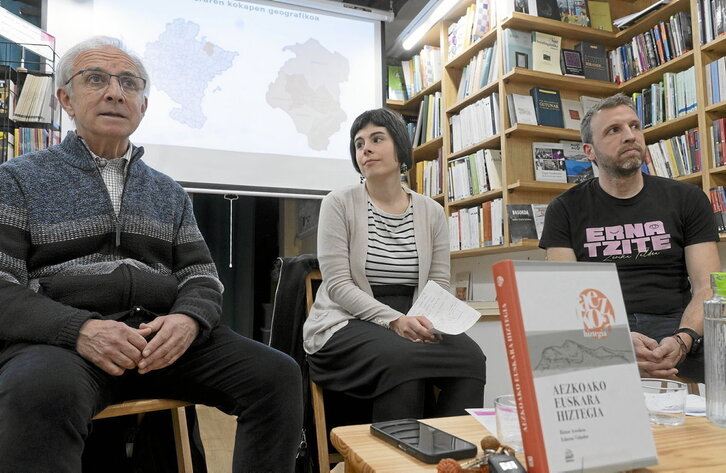 Aezkoako Euskara Hiztegiaren aurkezpena, Iruñeko Karrikirin. Ezker-eskuin, Xamar, Edurne Vidador eta Bittor Aroskoa.