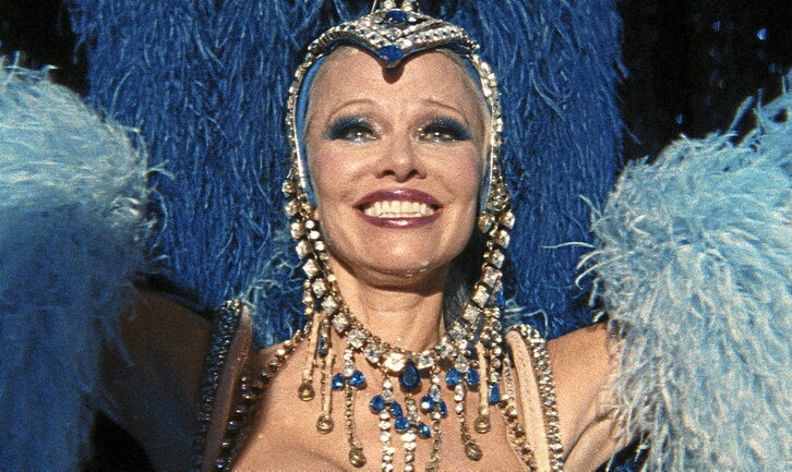 Pamela Anderson encarna a Shelley, una bailarina que actúa en Las Vegas y debe hacer frente al presente cuando el espectáculo se clausura.