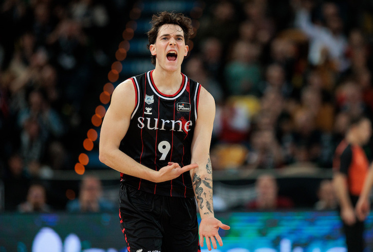 Rubén Domínguez hace el gesto de «hielo en las venas» tras clavar uno de sus triples.