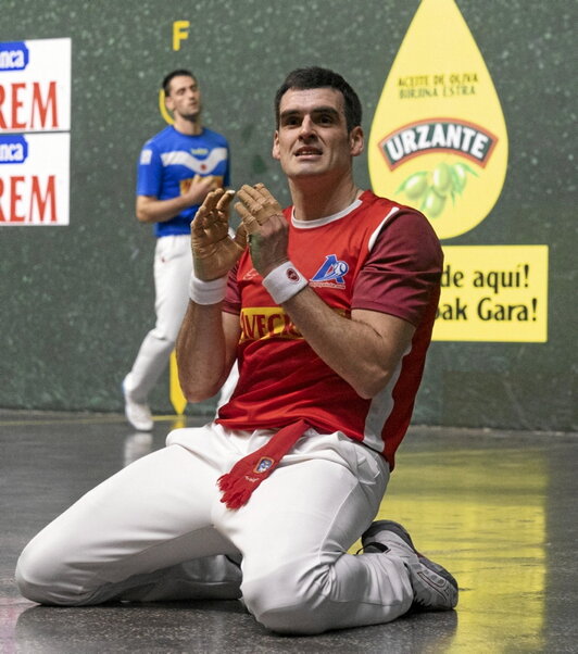 Ezkurdia, penatan; Albisu, desesperaturik.