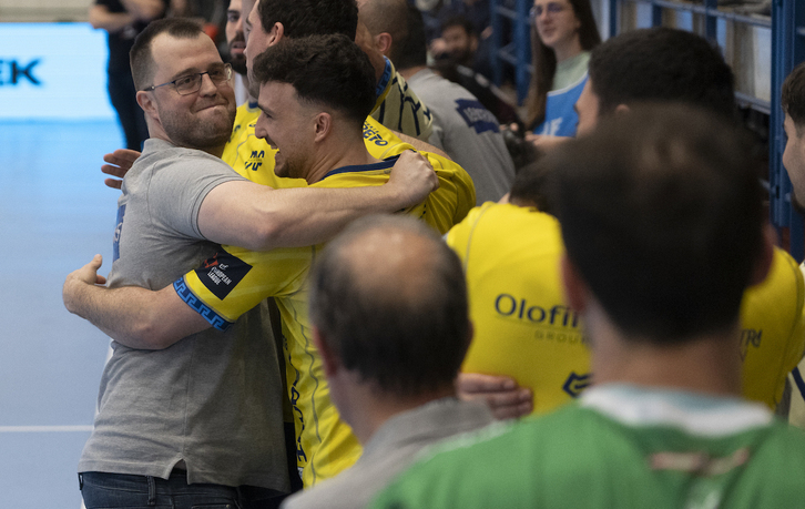 Álex Mozas celebra el pase a cuartos de final de la EHF European League.