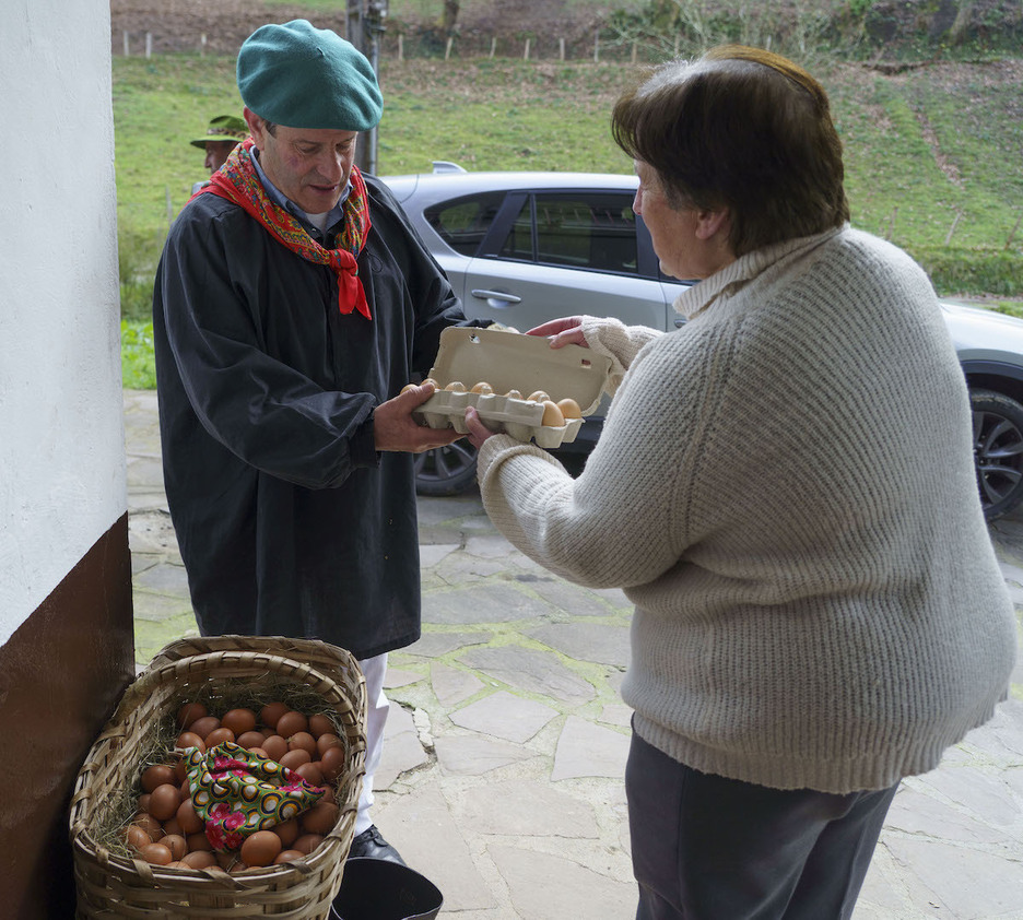 Baserriz baserri ibili dira eskean Fraindarrak Lesakan. Baserriz baserri ibili dira eskean Fraindarrak Lesakan.