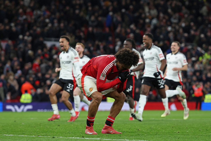 El delantero del Manchester United Joshua Zirkzee lamenta el penalti errado en la quinta ronda de la FA Cup.