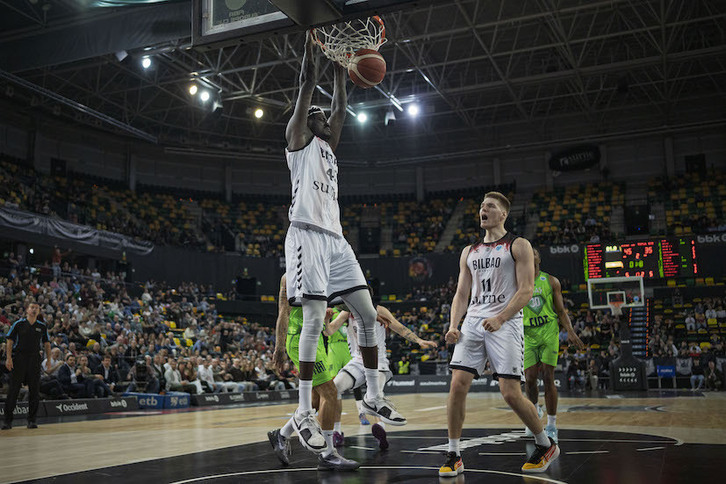 Amar Sylla se cuelga en una de las acciones más espectaculares del duelo.