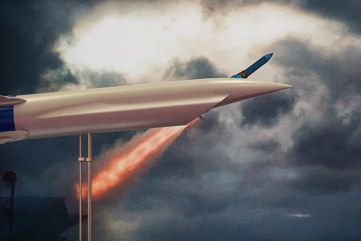 Un modelo de misil en Eurosatory, la exposición de defensa y seguridad más importante del mundo, en París.