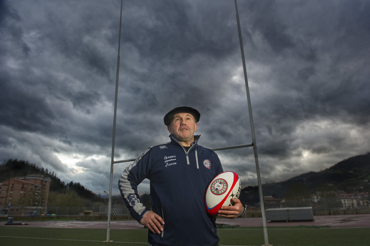 Axio Araña posa en Altamira para una entrevista publicada en GARA en 2013.