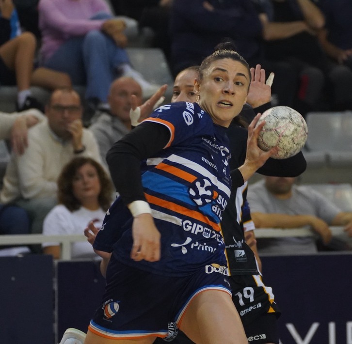 Maitane Etxeberria, ezkerrez jaurtitzeko prest.