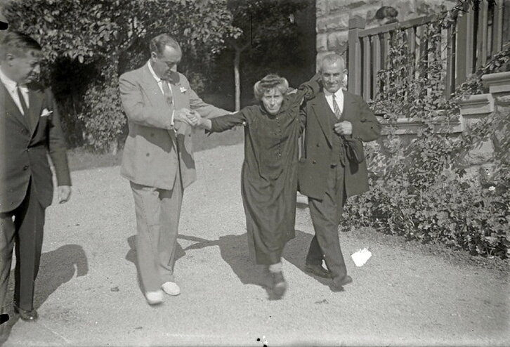 Fernando Asuero, paziente bati ibiltzen laguntzen. Argazkia Donostiako Maria Cruz Enean atera zen, bere etxean.