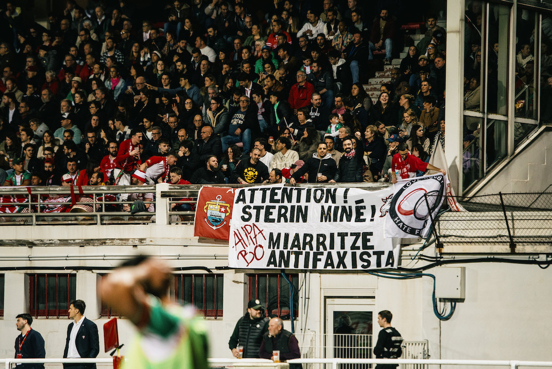 Pancarta antifascista en las gradas de Aguilera.