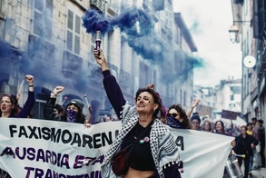 Une marée mauve contre le fascisme