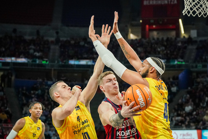 Luka Samanic trata de superar la correosa defensa canaria.