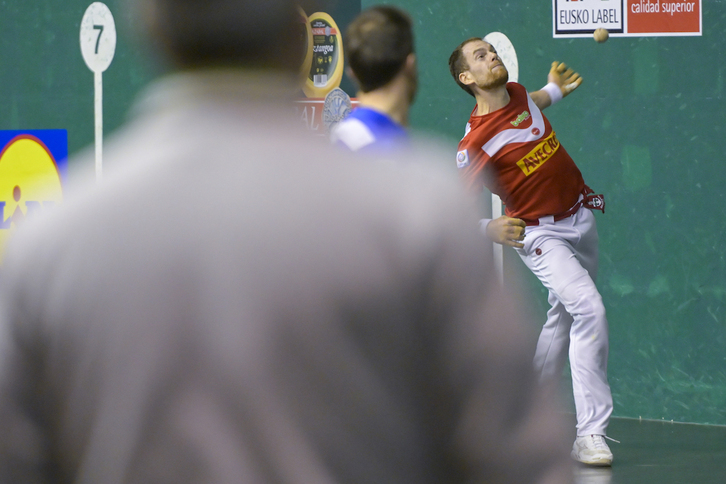 Laso, gantxo bat egiteko posizioa hartuta.