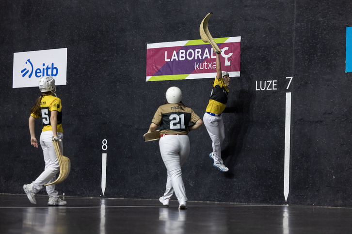 Arai, paretara igota, pilota eraman nahian.