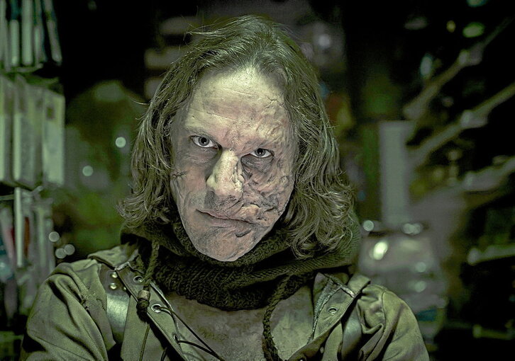 En «Peter Pan: Pesadilla en Nunca Jamás», Chambers convierte el clásico infantil en una película de terror en la que Peter Pan se dedica a secuestrar y matar, mientras Campanilla es heroinómana.