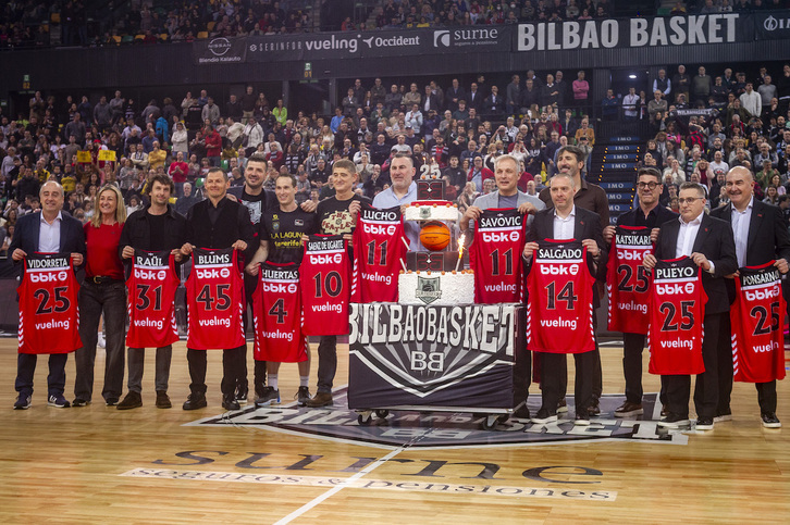 Foto de familia de las leyendas del club reunidas hoy en Miribilla.