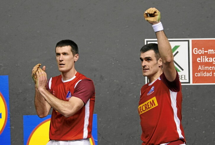 Ezkurdia eta Rezusta, partida amaieran, garaipena publikoarekin ospatzen.