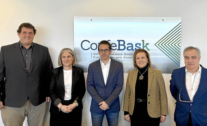 Las delegaciones de EH Bildu y Confebask posaron antes del encuentro.