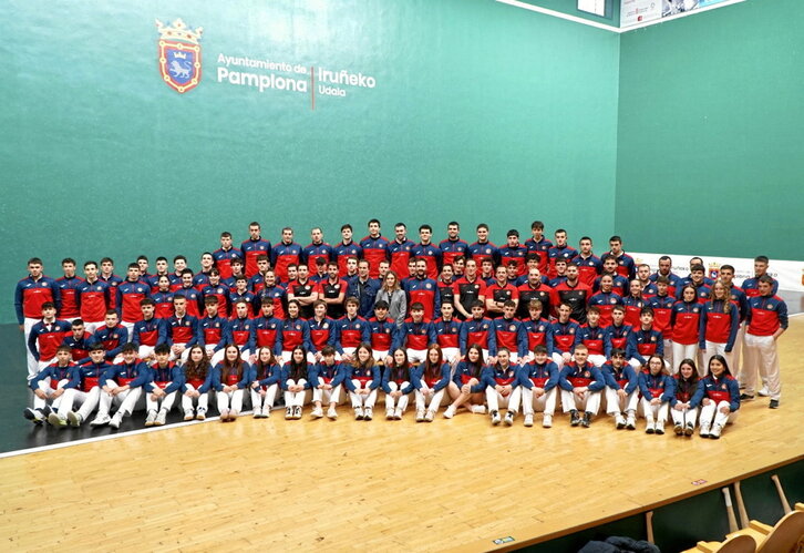 En la imagen de arriba, comparecencia de la Federación de Nafarroa de Pelota la semana pasada, encabezada por su presidenta Andrea Lusarreta. Abajo, la portada de “Marca” de ayer.