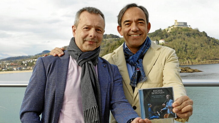 Garikoitz Mendizabal y Josu Okiñena posan con «Iragana betikotzen».