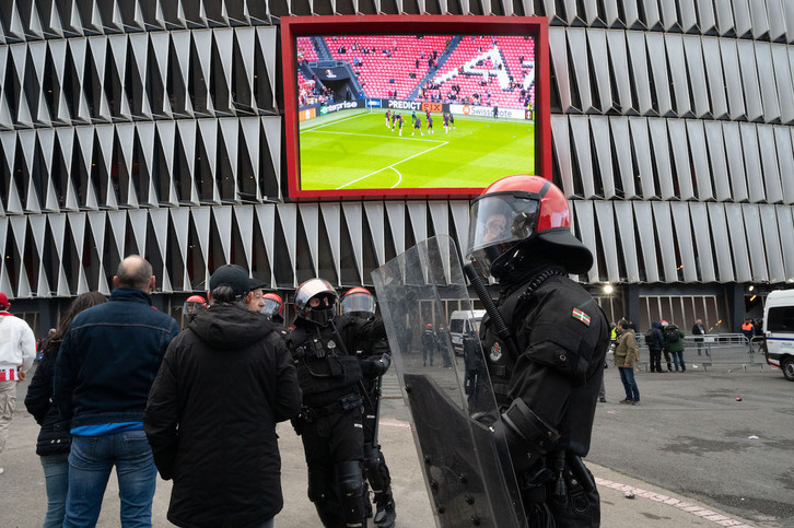 Despliegue de la Ertzaintza en el exterior de San Mamés el jueves pasado ante la Roma.