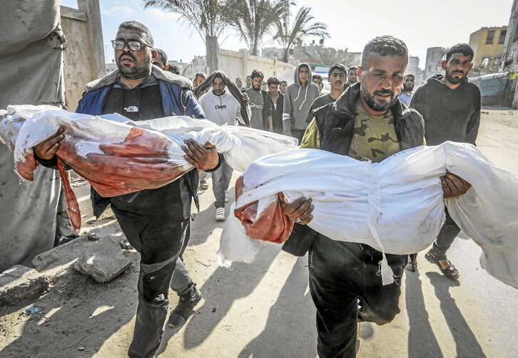 Palestinos llevan los cuerpos de dos de las víctimas en Jan Yunis.