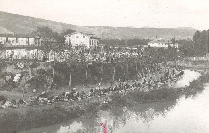 Lavanderas en plena faena en la orilla del río Arga en el año 1903.