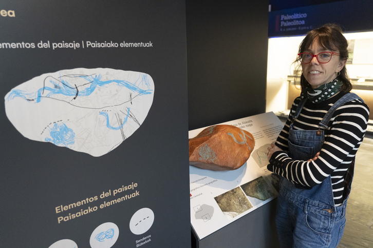 Olaia Nagore, junto a la reproducción ampliada del Mapa.