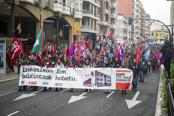 Gasteizko manifestazioa Bake kaletik igaro da.