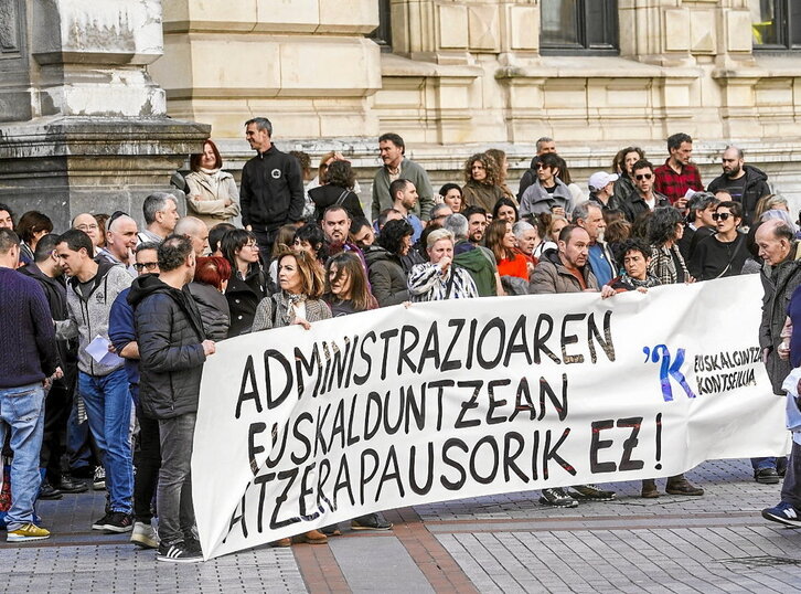 Iragan ostiraleko elkarretaratzea, Bizkaiko Foru Aldundiaren atean.