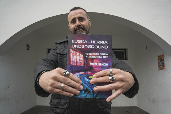 Mikel Urkixo, liburua eskuartean.