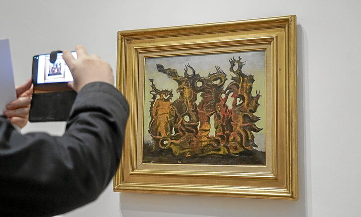 Un visitante capta con su móvil la obra «Jóvenes pisoteando a su madre», realizada en 1927 por Max Ernst que, junto a otras piezas del artista alemán, se puede ver en el Museo de Bellas Artes de Bilbo hasta finales de junio.