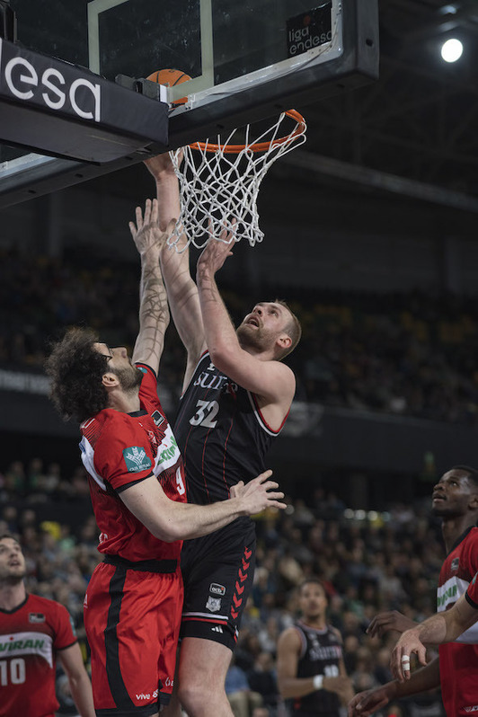 Bilbao Basket se va a quedar casi un mes sin referentes interiores.