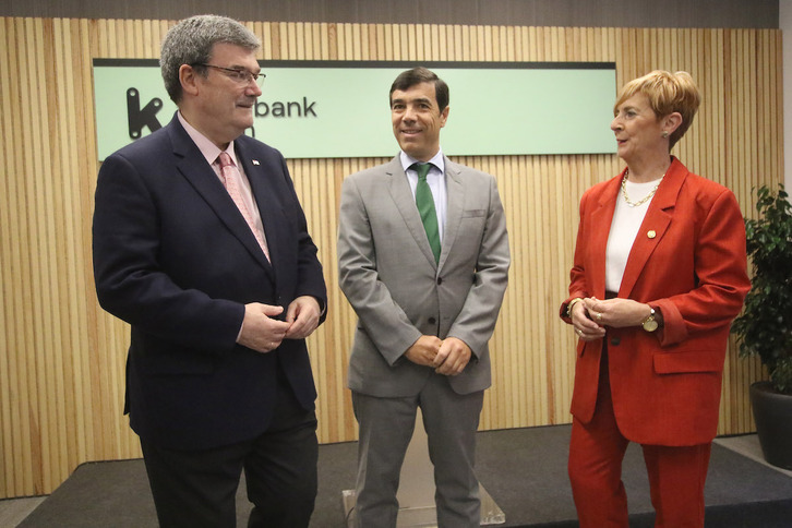 Anton Arriola, Juan Mari Aburto Bilboko alkate eta Arantxa Tapia Lakuako sailburu oiharekin Kutxabankeko ekitaldi batean.