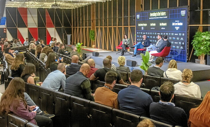 Cuatro expertos participan en uno de los nueve paneles que ofreció la Women’s Football Summit en San Mamés.