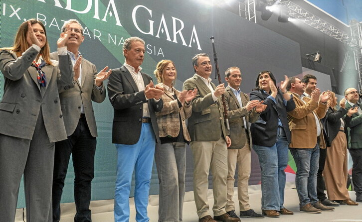 Los integrantes del nuevo EBB, ovacionados en el escenario del Atano III en su primera comparecencia ante la afiliación.