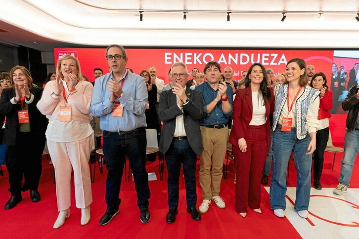 Asensio y el resto de la Ejecutiva del PSE de Gipuzkoa saluda a los congresistas.