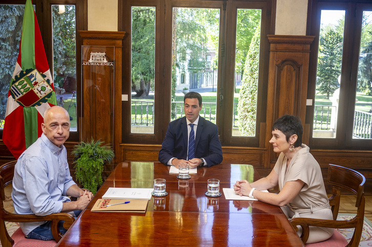 El lehendakari Pradales, reunido con Garbiñe Aranburu y Xabier Ugartemendia, de LAB, en julio de 2024.