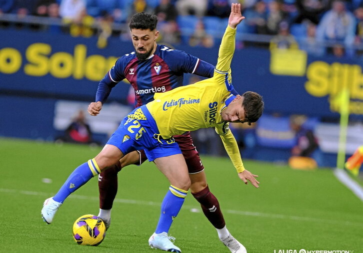Nolaskoain y Melendo pelean por el balón.