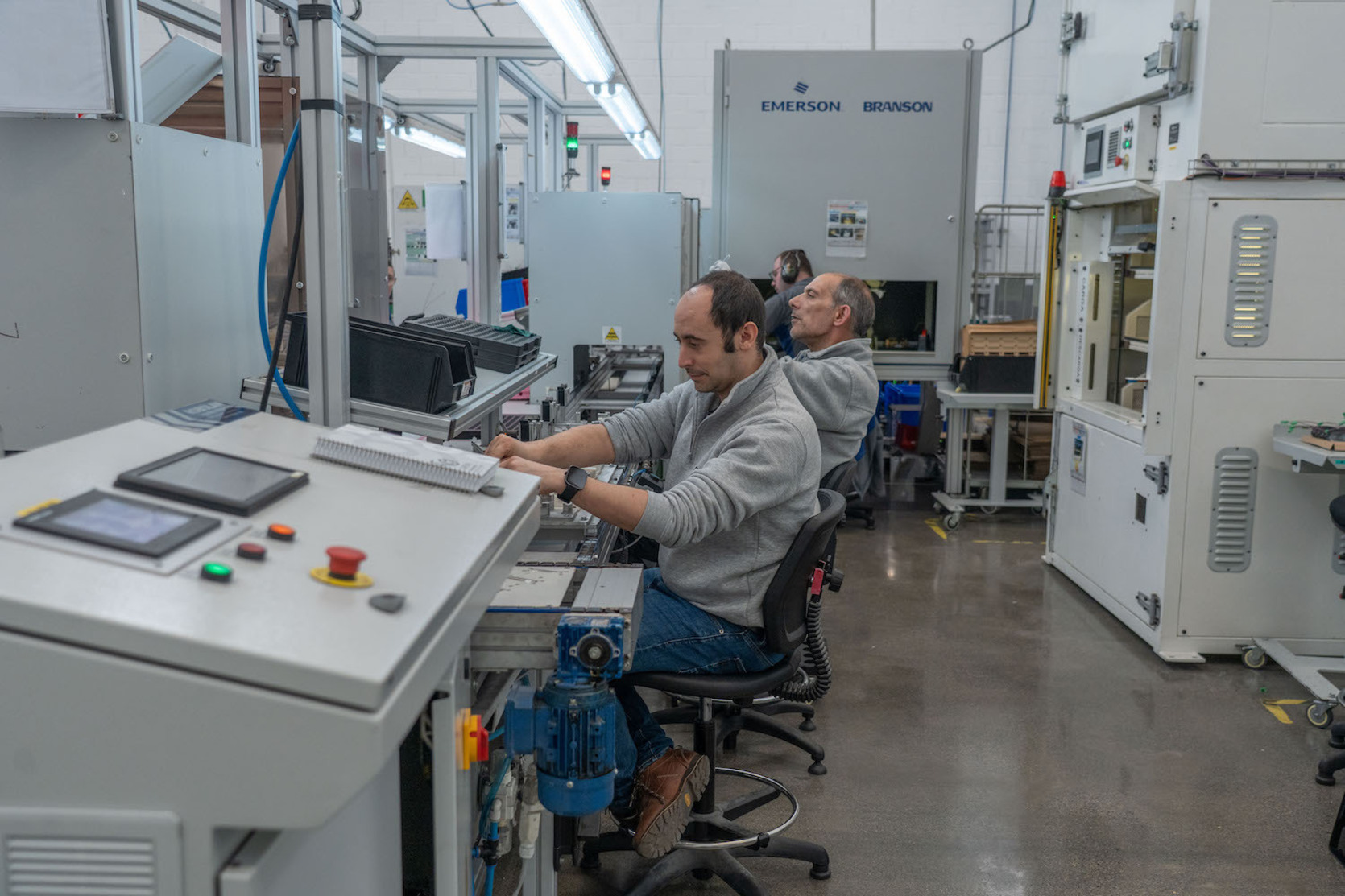 Operarios de Gureak trabajan en una de las líneas de montaje de la División Industrial.