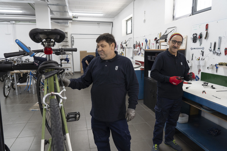 Stelian y Youssef, trabajando en el taller Reciclo.