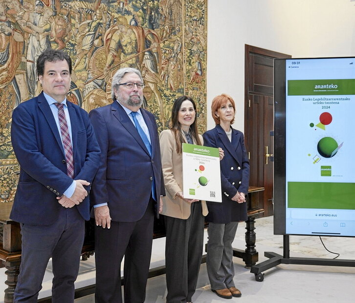 El Ararteko entregó ayer su informe a la presidenta de la Cámara, Bakartxo Tejeria.