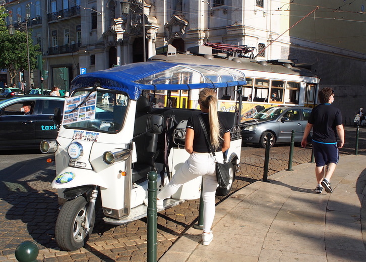 Gero eta kale gutxiagotan ibili daitezke ‘tuc tuc’ak.