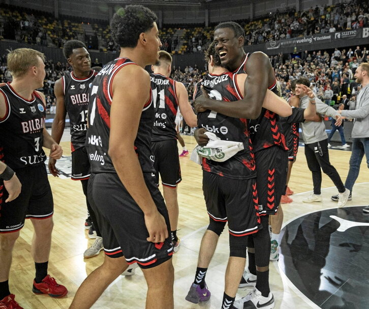 Euforia entre los hombres de negro al final del partido.