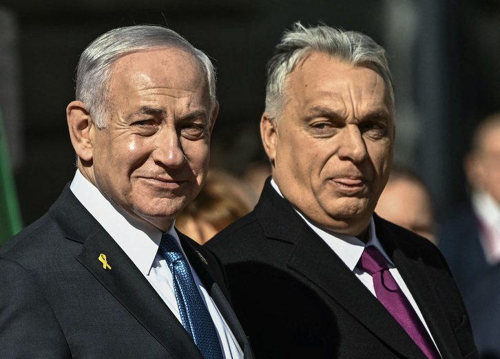 Benjamin Netanyahu y Viktor Orbán, pasan revista a una guardia de honor militar este jueves en Budapest.