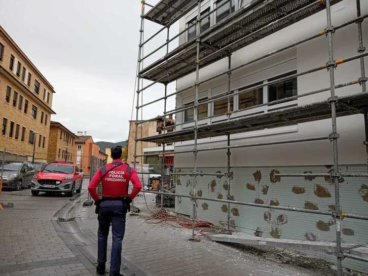 Imagen de un agente de la Policía Foral en el lugar de los hechos.