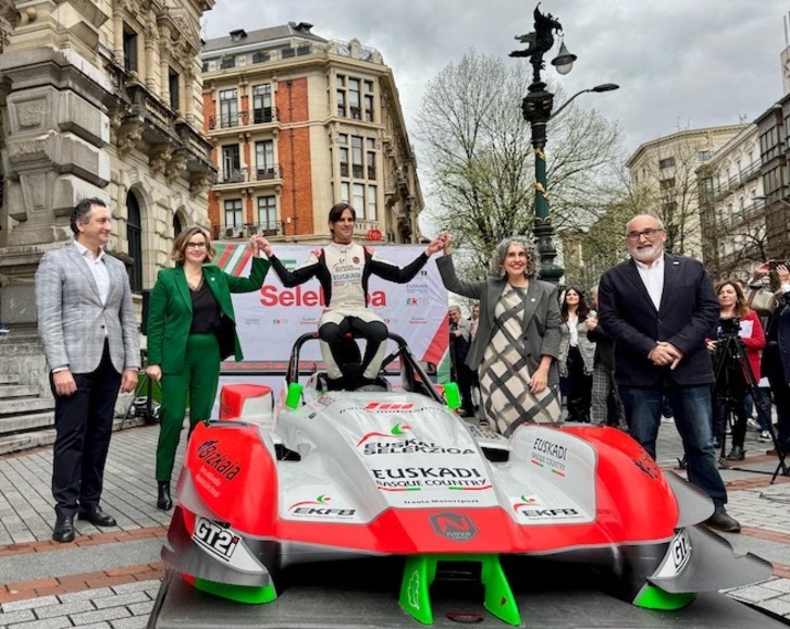 Joseba Iraola, con su monoplaza ‘Euskal Selekzioa’ para la presente campaña.